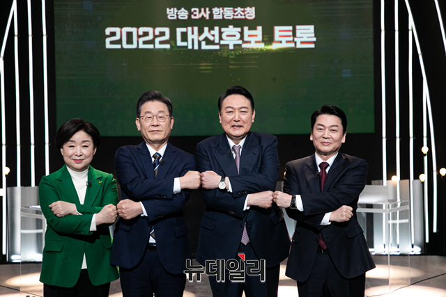 ▲ 20대 대통령 선거 후보들(심상정 정의당, 이재명 더불어민주당, 윤석열 국민의힘, 안철수 국민의당 후보)이 지난 3일 오후 서울 영등포구 KBS 공개홀에서 열린 지상파 방송 3사(KBS·MBC·SBS) 합동 초청 대선후보 토론회 시작에 앞서 기념촬영을 하고있다.ⓒ이종현 기자