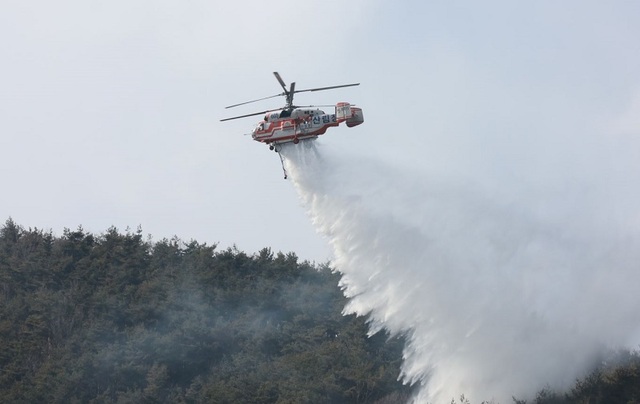 ▲ 산림청 헬기가 산불 발생지역에 물을 투하하고 있다.ⓒ산림청