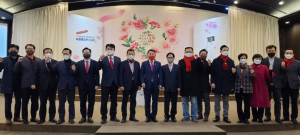 ▲ 지난 5일 대전에서 열린 서철모 전 대전행정부시장출판기념회에 참석한 인사들이 파이팅을 외치고 있다.ⓒ대전 정치부 기자단