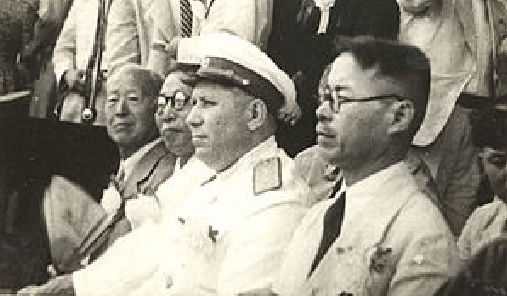 ▲ 1946년 미소공동위원회에 참석한 소련 스티코프(흰군복), 그 옆에 김구와 이승만이 보인다. 맨오른쪽은 안재홍 미군정민정장관.