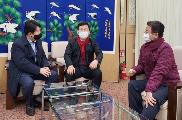 ▲ 이철우 경북도지사(오른쪽)는 6일 광주를 찾아 국민의힘 국회의원들에게 대구경북 신공항 건설, 군위군 대구 편입, 공공의대 설립, 지방세법 개정 등 경북의 주요 현안들을 설명하고 협조를 구했다.ⓒ경북도