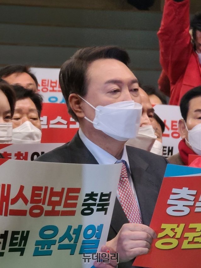 ▲ 윤석열 후보가 지난달 22일 충북 청주 장애인스포츠센터에서 열린 충북선거대책위 필승결의대회에 참석해 당원들과 함께 필승을 결의하고 있다. 윤 후보는 필승결의대회를 마친 뒤 청주상당구 국회의원 재선거 공천과 관련해 일체 개입하지 않겠다고 기자들에게 밝혔다.ⓒ뉴데일리 D/B