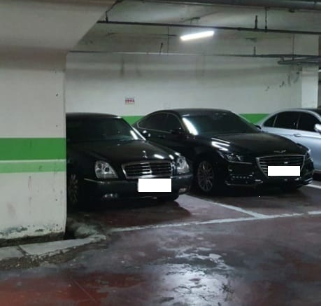 ▲ 박수영 국민의힘 의원이 7일 오전 국회에서 열린 예산결산특별위원회(예결위) 종합 정책질의에서 공개한 사진. 박 의원에 따르면 사진에 나온 이재명 더불어민주당 대통령후보 소유의 차량(좌측)과 경기도 관용차량 제네시스 G80(우측)이 경기 성남시 수내동의 한 아파트 지하주차장에 나란히 주차돼 있었다는 주장이다. 수내동 아파트는 이재명 후보 부부가 거주하는 곳이다.ⓒ국민의힘 박수영의원실 제공