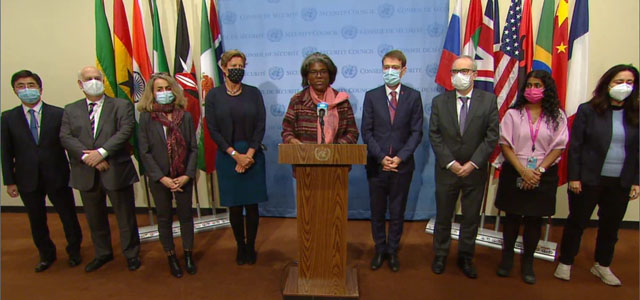 ▲ 지난 4일(현지시간) 미국 뉴욕 소재 유엔본부에서 린다 토머스-그린필드 유엔주재 미국대사(가운데)가 북한 중거리 탄도미사일 발사 대응을 위한 안보리 비공개회의를 마친 후 알바니아, 브라질, 프랑스, 아일랜드, 노르웨이, 아랍에미리트연합(UAE), 영국, 일본 대사와 함께 공동입장문을 발표하고 있다. ⓒ미국의 소리(VOA) 관련보도 화면캡쳐-유엔 홈페이지 영상캡쳐.