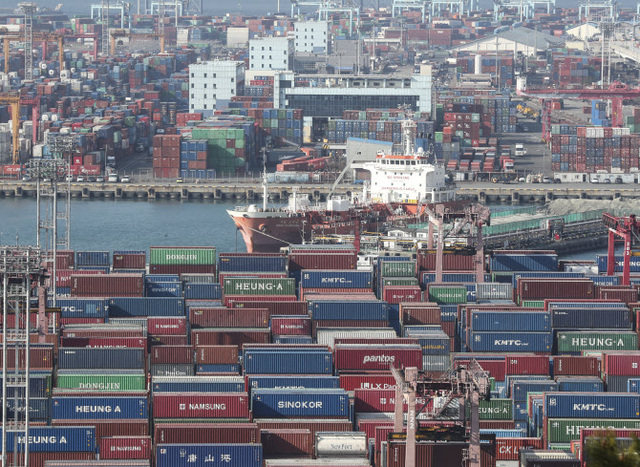 ▲ 부두에 가득 찬 수출입 화물 ⓒ 연합뉴스