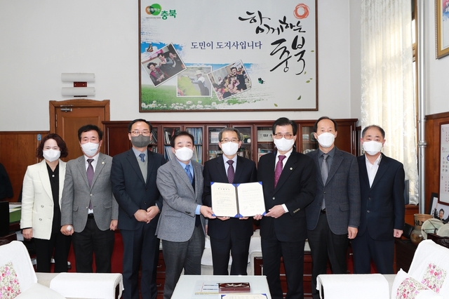 ▲ 충북도와 진천군이 8일 도지사 집무실에서 영양수액제 제조 기업인 ㈜엠지와 투자협약을 가졌다.ⓒ충북도