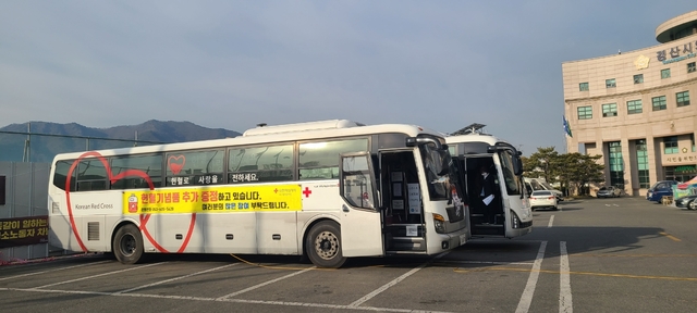 ▲ 경산시(시장 최영조)는 8일 시청 앞마당에서 공무원과 시민들이 함께 참여하는 ‘사랑의 헌혈운동’을 실시했다.ⓒ경산시