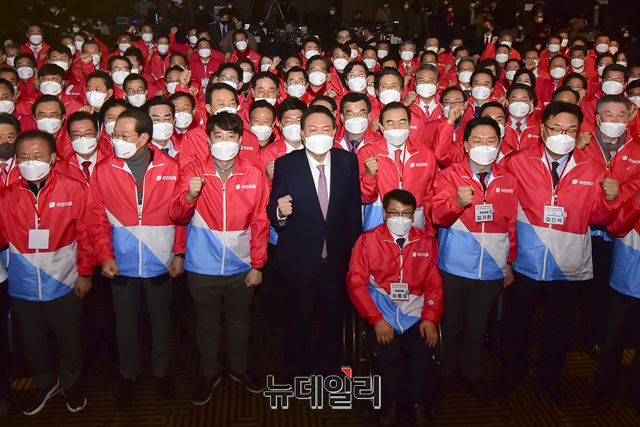 ▲ 윤석열 국민의힘 대선후보와 이준석 당 대표, 김기현 원내대표, 권영세 선거대책본부장 등을 비롯한 참석자들이 지난달 26일 오후 서울 여의도 중소기업중앙회관 KBIZ홀에서 열린 '우리가 윤석열이다!' 국회의원 및 원외당협위원장 필승결의대회에서 구호를 외치고 있다.ⓒ강민석 기자