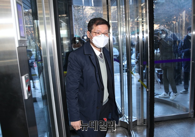 ▲ 2020년 12월 10일 신성식 당시 대검찰청 반부패강력부장이 윤석열 당시 검찰총장 징계위원회에 참석하기 위해 경기 과천시 정부과천청사로 들어서는 모습. ⓒ뉴데일리 DB