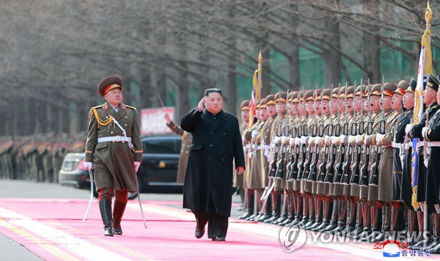 ▲ 2019년 2월 8일 건군절을 맞아 인민무력성을 찾은 김정은. 김정은은 2020년 코로나 대유행 전까지는 건군절마다 행사를 열어 북한군을 위로했다. 2018년 건군절에는 열병식을 가졌다. ⓒ연합뉴스. 무단전재 및 재배포 금지.