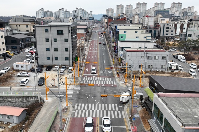 ▲ 영주시가 불법 주정차로 골머리를 앓고 있던 가흥초사거리 일대 주정차 단속으로 시민 교통안전과 어린이 보행권 확보에 나섰다.ⓒ영주시