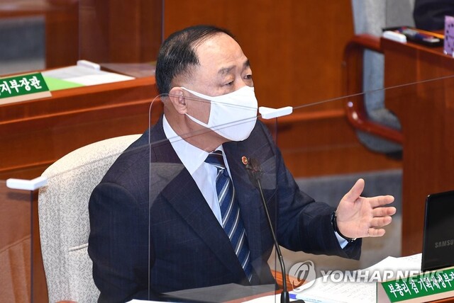 ▲ 홍남기 경제부총리가 8일 서울 여의도 국회에서 열린 예산결산특별위원회에서 의원들의 질의에 답하고 있다.ⓒ연합뉴스
