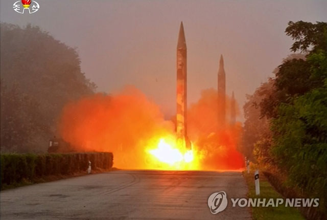 ▲ 2016년 7월 20일 북한은 김정은이 참관한 가운데 스커드 미사일과 노동미사일을 쏘았다. 당시 북한매체는 