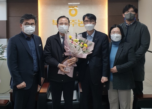 ▲ 북충주농협 김진임 조합장(왼쪽 두 번째)이 대리수상 후 기념촬영을 하고 있다.ⓒ농협중앙회 충북본부