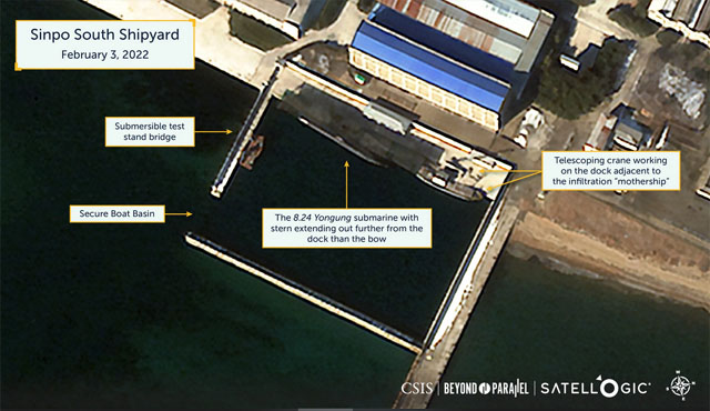 ▲ 지난 3일 촬영한 북한 신포조선소 보안구역 모습. '8.24 영웅함' 뒤쪽에 정박해 있는 것이 침투용 공작모선(간첩모선)이다. ⓒ美CSIS  비욘도 패러렐 공개사진-위성업체 새털로직 촬영.