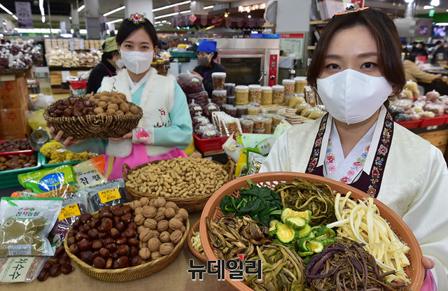 ▲ 농협유통이 9일 오전 서울 서초구 농협하나로마트 양재점에서 정월 대보름을 맞아 먹거리를 선보이고 있다. ⓒ농협유통