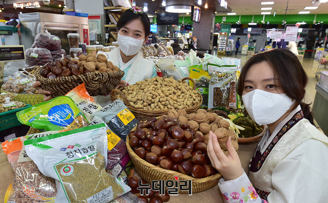 ▲ 농협유통이 9일 오전 서울 서초구 농협하나로마트 양재점에서 정월 대보름을 맞아 먹거리를 선보이고 있다. ⓒ농협유통