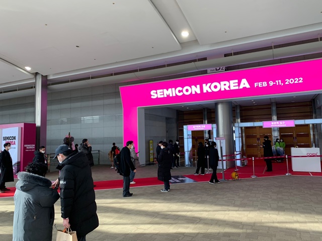 ▲ 서울 강남구 코엑스에서 열리는 '세미콘 코리아 2022' 개막 전 줄을 서고 있는 관람객들. ⓒ이성진 기자