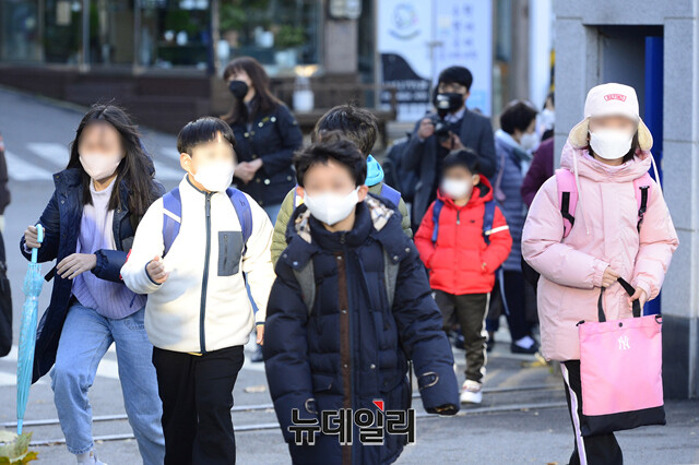▲ 서울 용산구 한 초등학교, 전면등교가 시행되고 아이들이 등교하고있다. ⓒ뉴데일리 조현호기자