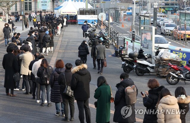 ▲ 선별진료소 앞 긴 줄.ⓒ연합뉴스
