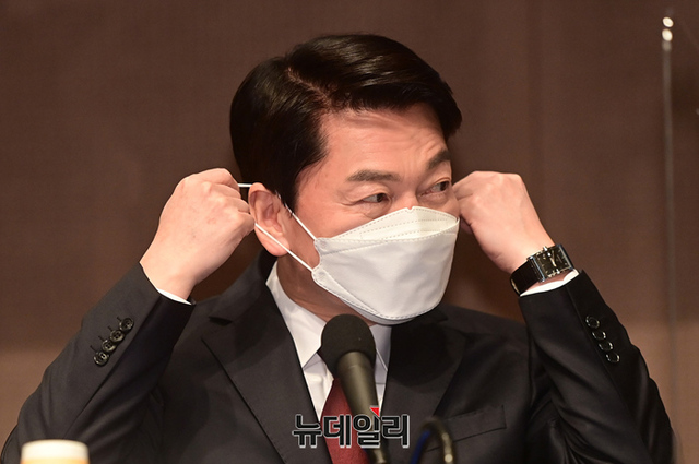 ▲ 안철수 국민의당 대선후보가 대선을 지난 8일 오전 서울 중구 한국프레스센터에서 열린 관훈토론회에서 모두 발언 직전 마스크를 벗고 있다.ⓒ정상윤 기자