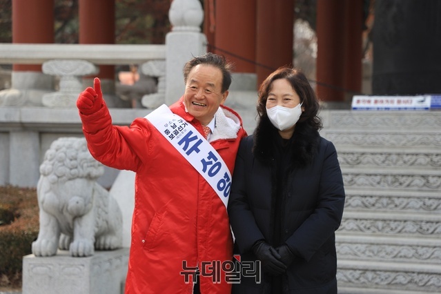 ▲ 주성영 전 국회의원이 9일 오후 대구국채보상공원에서 대구 중남구 보궐선거 출마를 공식 선언했다. 오른쪽은 부인 박민영 여사.ⓒ뉴데일리