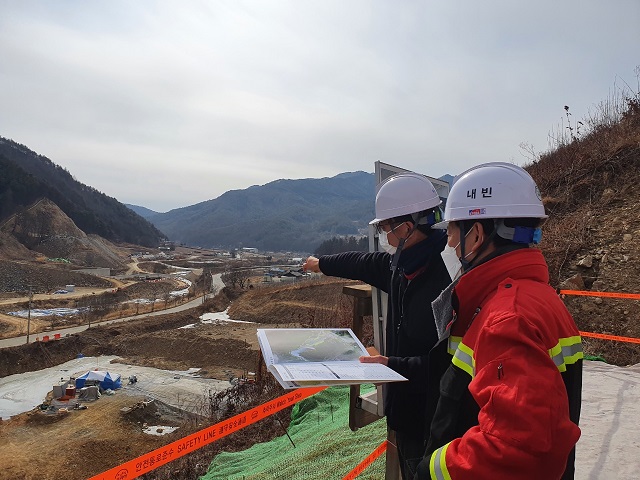 ▲ 홍석표 부군수가 봉화댐 현장을 방문해 사업추진 현황 전반에 대해 점검하고 있다.ⓒ봉화군