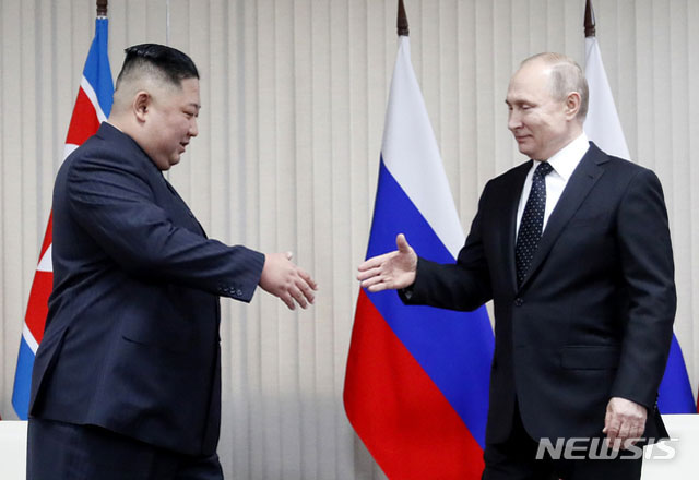 ▲ 2019년 4월 러시아-북한 정상회담 당시 악수하는 김정은과 블라디미르 푸틴 대통령. ⓒ뉴시스 AP. 무단전재 및 재배포 금지.
