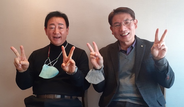 ▲ 송명석·최태호 예비후보, 세종교육감 보수·중도 후보 단일화 본격 시동을 걸었다. 촤측부터 송명석 세종교육연구소장과 최태호 한국대학교수협의회 공동대표.ⓒ송명석 예비후보