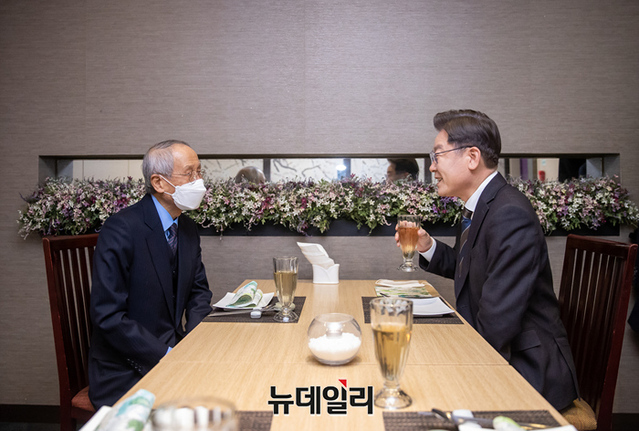 ▲ 이재명 더불어민주당 대선후보와 윤여준 전 장관이 8일 오후 서울 여의도의 한 식당에서 만나 국가현안에 대해 논의하고 있다. ⓒ뉴데일리(사진=이재명 캠프)