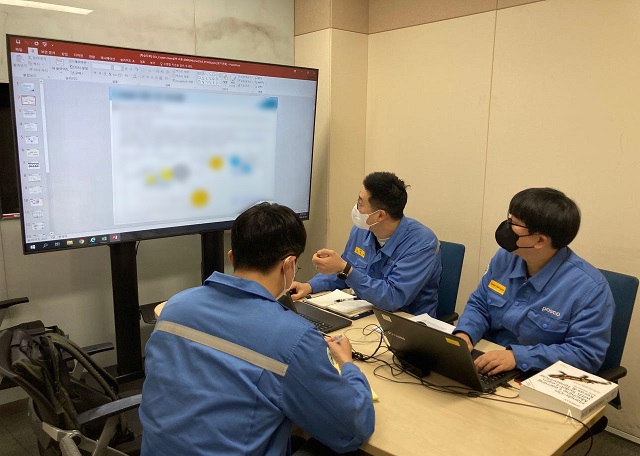 ▲ 포항제철소 직원이 스마트 헬프 센터를 이용하고 있다.ⓒ포항제철소