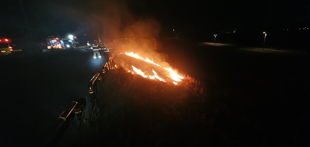 ▲ 9일 오후 10시 55분쯤 세종시 대평동 금강변 갈대밭에서 잇따라 불이 나 소방대원들이 진화작업을 하고 있다.ⓒ세종소방본부