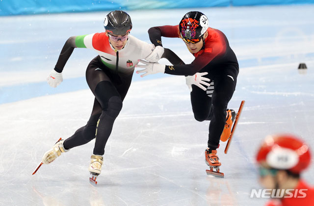 베이징 동계올림픽 쇼트트랙에서 1위로 달리던 헝가리 선수를 밀치는 중국 선수. 그런데 영상판독 이후 헝가리 선수가 실격하고 중국 선수가 금메달을 차지했다. ⓒ뉴시스. 무단전재 및 재배포 금지.