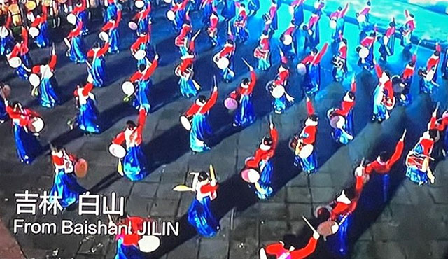 지난 4일 베이징 동계올림픽 개막식 당시 영상의 한 장면. 장구춤을 추고 사물놀이를 하고 김치를 담그는 모습을 소개하며 조선족의 문화라고 주장했다. ⓒ中CCTV 화면캡쳐.