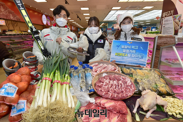 ▲ 농협유통이 10일 오전 서울 서초구 농협하나로마트 양재점에서 '열정 가득한 응원전'을 주제로 삼겹살, 전복, 대파 구매시 500~1,000원 추가 할인행사를 소개하고 있다. ⓒ정상윤 기자