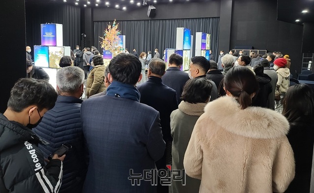 ▲ 지난 15일 충남 아산 한 카페에서 열린 김지철 충남도교육감 출판기념회에 참석한 인사들이 줄을 서 대기하고 있다. 이날 아산에서는 300명, 충남에서는 1526명의 코로나19 확진자가 발생했다.ⓒ뉴데일리 D/B