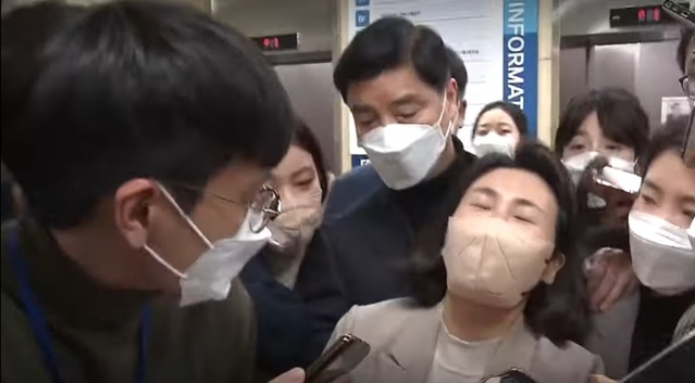 ▲ 지난 9일, 김혜경씨가 불법 의전 의혹과 법인카드 유용 논란에 사과 기자회견을 한 직후 민주당사를 빠져나가다 뉴데일리 기자의 질문을 받은 뒤 휘청이는 모습. ⓒ온마이크 유튜브 캡처