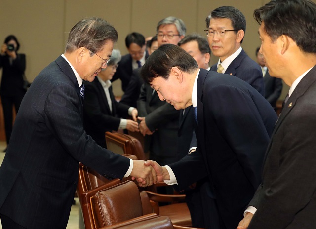 ▲ 문재인 대통령이 지난 2019년 11월8일 청와대 본관 집현실에서 열린 공정사회를 향한 반부패정책협의회에 참석해 윤석열 당시 검찰총장과 인사를 나누고 있다.ⓒ뉴시스