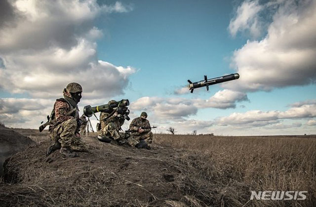 미국에게서 지원받은 휴대용 대전차 미사일 '재블린' 사격훈련을 하는 우크라이나군. ⓒ뉴시스 AP. 무단전재 및 재배포 금지.