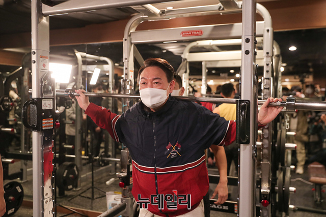 ▲ 윤석열 국민의힘 대선후보가 지난달 18일 오후 서울 강남구의 한 실내체육시설을 방문해 간담회를 갖고 있다.ⓒ정상윤 기자