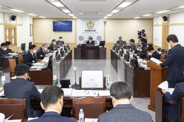▲ ‘경상북도의회 경상북도문화관광공사 사장 후보자 인사검증위원회(위원장 황병직)’는 2월 9일 김성조 경상북도문화관광공사 사장 후보자에 대한 인사검증 회의를 개최했다.ⓒ경북도의회