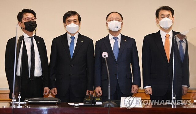 ▲ 11일 서울 은행회관에서 열린 거시경제금융회의에서 참석자들이 기념촬영을 하고 있다. 오른쪽부터 정은보 금융감독원장, 홍남기 경제부총리 겸 기획재정부 장관, 이주열 한국은행 총재, 도규상 금융위원회 부위원장.ⓒ연합뉴스