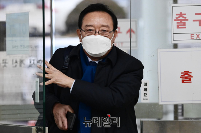 ▲ '청와대 울산시장 선거개입 의혹'을 받고 있는 송철호 울산시장이 지난 달 17일 오전 서울 서초구 중앙지법에서 열린 공판에 출석하고 있다. ⓒ강민석 기자