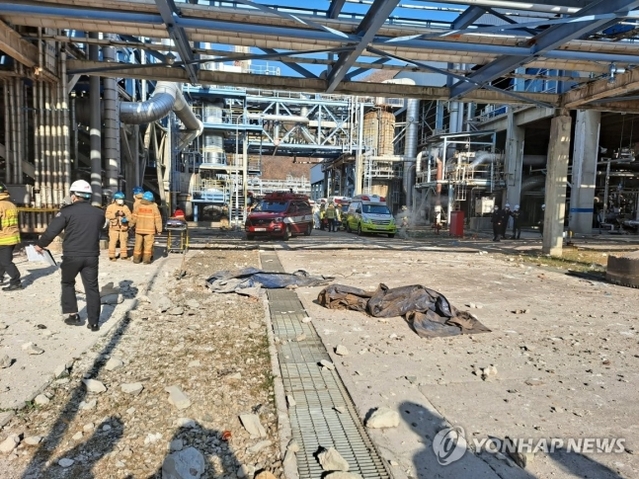 ▲ 11일 오전 9시 26분께 전남 여수시 화치동 국가산단 내 여천NCC 3공장에서 열교환 기밀시험(테스트) 도중 폭발 사고가 발생했다. ⓒ연합뉴스
