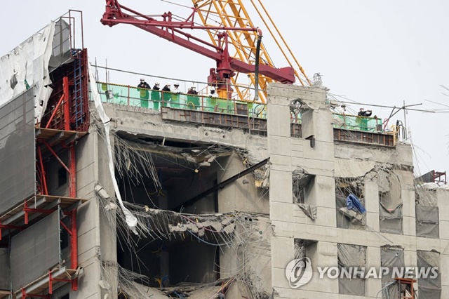 ▲ 당국 관계자들이 현장 감식을 하고 있다. ⓒ연합뉴스