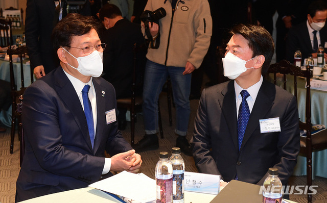 ▲ 송영길 더불어민주당 대표(왼쪽)와 안철수 국민의당 대통령 후보. ⓒ뉴시스