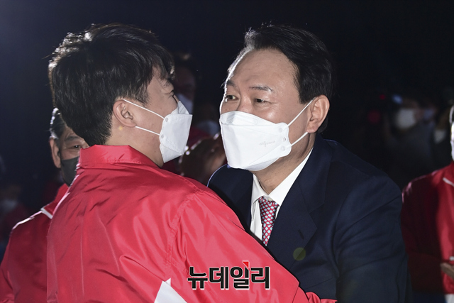 ▲ 이준석 국민의힘 대표와 윤석열 국민의힘 대선후보가 지난달 26일 오후 서울 여의도 중소기업중앙회관 KBIZ홀에서 열린 '우리가 윤석열이다!' 국회의원 및 원외당협위원장 필승결의대회에서 포옹을 하고 있다.ⓒ강민석 기자