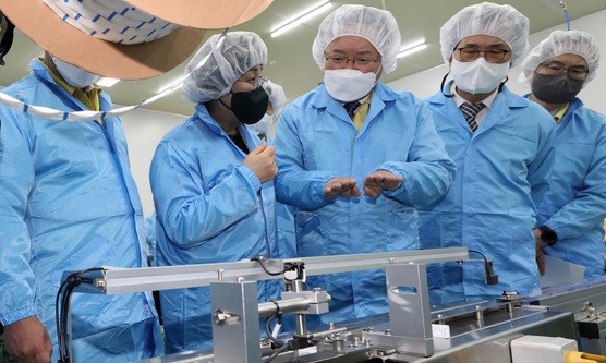 ▲ 김부겸 국무총리와 이시종 충북도지사, 김강립 식약처장 등의 일행이 11일 충북 청주 수젠텍 오송 공장을 방문하고 코로나19 신속항원 자가검사 키트 생산 공정을 시찰했다.ⓒ충북도