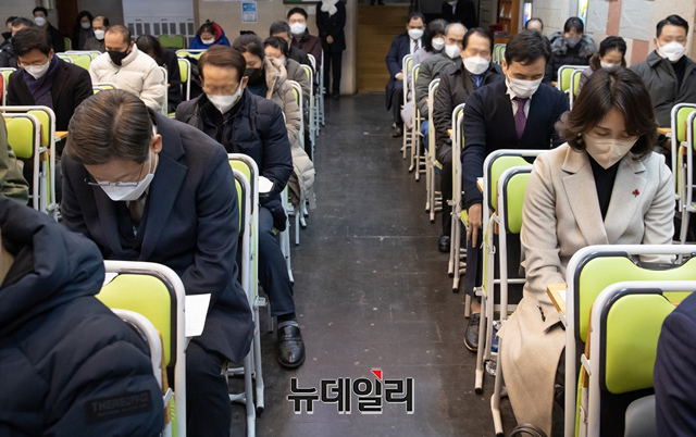 ▲ 이재명 더불어민주당 대선후보와 부인 김혜경씨가 지난해 12월25일 오전 서울 영등포 광야교회에서 열린 성탄예배에 참석하고 있다.ⓒ이종현 기자(사진=이재명 캠프)