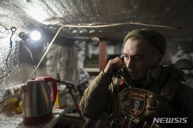 ▲ 한 우크라이나군 병사가 7일(현지시간) 우크라이나 루한스크주 졸로테 인근 최전선 진지에서 내부 통신선을 통해 상관에게 보고하고 있다. 제이크 설리번 백악관 국가안보보좌관은 11일 러시아의 공격이 다음 주에 진행될 것이라고 전망했다. ⓒ뉴시스
